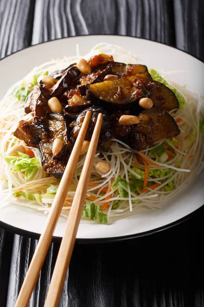 Saigon style vermicelli with eggplants and peanuts close-up on a — Stock Photo, Image