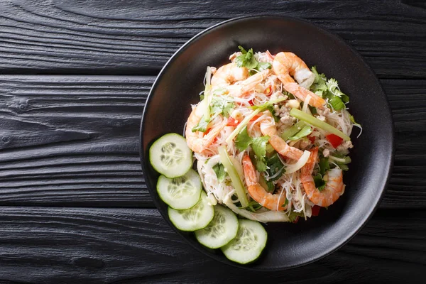 Spicy Yum Woon Sen salad with shrimps, pork and vegetables close — Stock Photo, Image