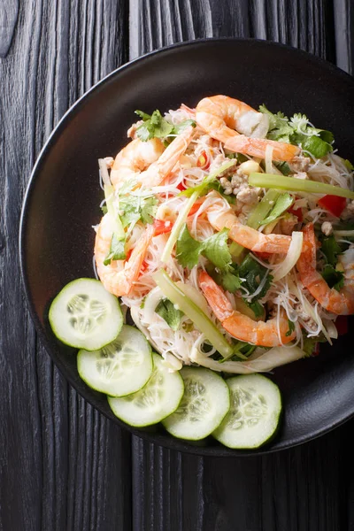 Пряный салат Yum Woon Sen с креветками, свининой и овощами — стоковое фото