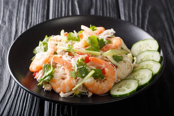 Thai recipe Yum Woon Sen salad with shrimp, pork and vegetables — Stock Photo, Image