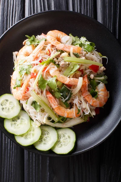 Glass Noodle Salad (Yum Woon Sen) closeup on the plate. Vertical — Stock Photo, Image