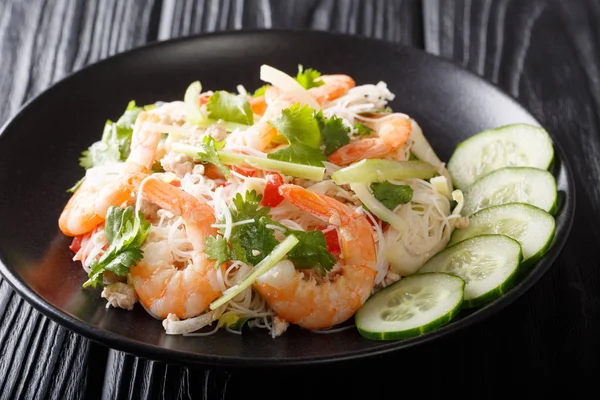 Delicious Thai salad Yum Woon Sen with seafood and vegetables cl — Stock Photo, Image