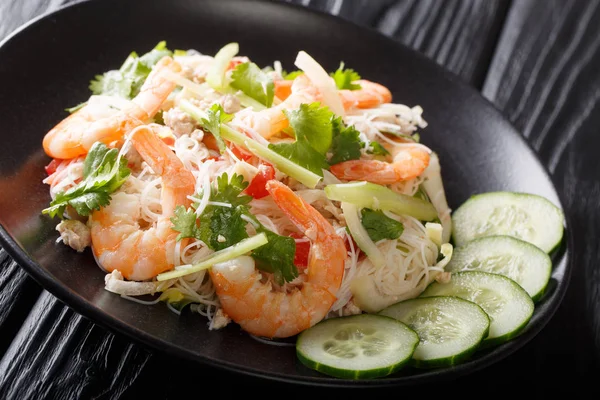 Spicy Yum Woon Sen salad with shrimps, pork and vegetables close — Stock Photo, Image