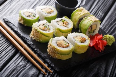 Avokado, omlet, susam ve c ile taze yapılmış Japon rulo