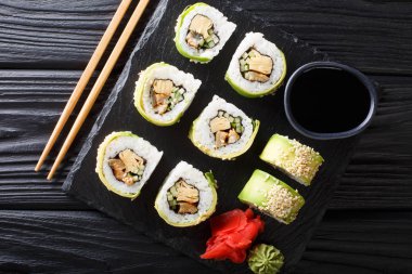 avokado, omlet, sesa ile yeşil ejderha Japon rulo seti