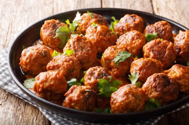 Kırmızı köri closeup ile hindistan cevizi soslu baharatlı tavuk köfte 