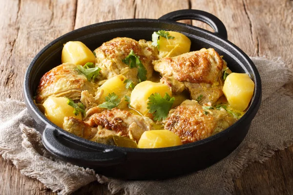 Kari ayam (Hühnercurry) cremig und leuchtend gelb, dieses indone — Stockfoto