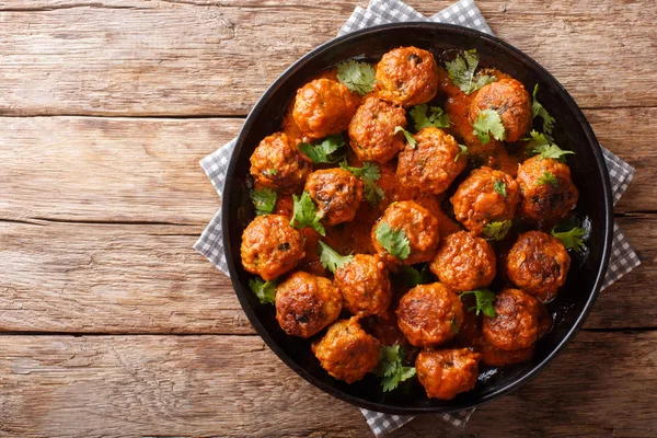 Indonesian chicken meatballs in coconut curry sauce with cilantr — Stock Photo, Image