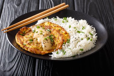 Kızarmış Çin omlet Yumurta Foo Genç Bölümü bir tarafı ile servis