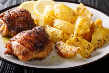 Izgara tavuk uyluk lezzetli limon sarımsak patates ile servis