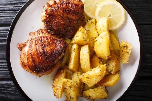 튀긴 레몬 마늘 오레간으로 구운 그리스 음식 닭 허벅지 — 스톡 사진