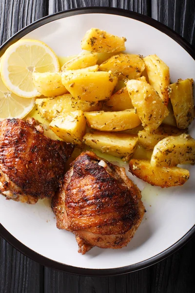 Grieks eten kip dijen gegrild met gebakken citroen knoflook Oregan — Stockfoto