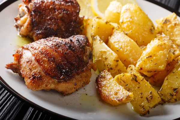Griechisches Essen Hühnerschenkel gegrillt mit gebratener Zitrone Knoblauch oegan — Stockfoto