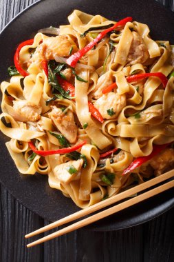 tavuk, fesleğen, biber ve s ile pad kee mao pirinç erişte