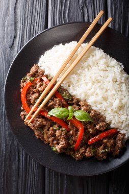 pirinç cl ile servis baharatlı sos biber ile fesleğen sığır eti