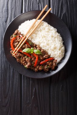 Biber, sarımsak ve soğan ile lezzetli fesleğen sığır eti servis