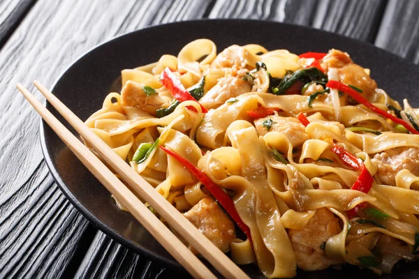 This stir-fry of wide rice noodles with chicken and fresh basil — Stock Photo, Image