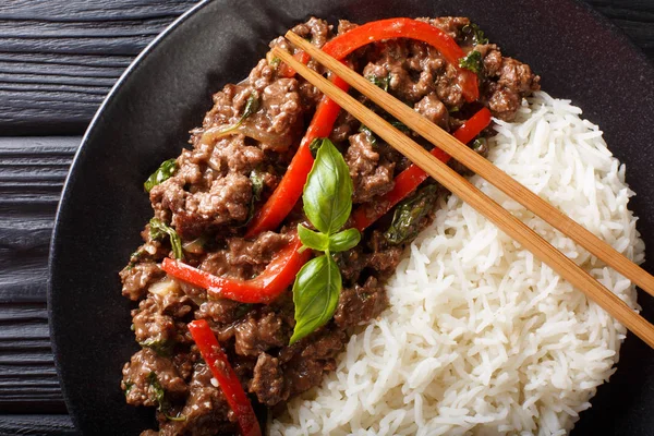 Thai Basil Beef, ou Pad Gra Prow com arroz prato lateral close-up. h — Fotografia de Stock