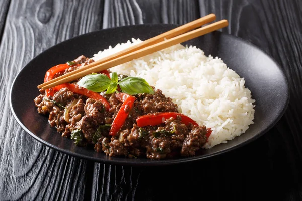 Traditional Thai Basil Beef, or Pad Gra Prow over white rice clo — Stock Photo, Image