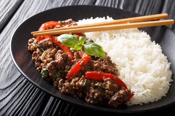 Delicious basil beef with bell peppers, garlic and onions served — Stock Photo, Image