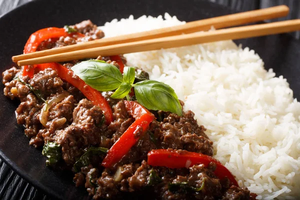 Basil beef with bell pepper in a spicy sauce served with rice cl — Stock Photo, Image