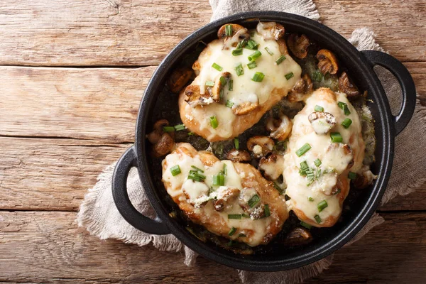 Lombardía Pechugas de pollo cocidas con champiñones, cebollas verdes, mo — Foto de Stock