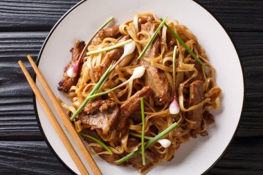 Beef Chow Fun - Sığır eti tavada pirinç şehriye, fasulye filizi ile kızarmış, 