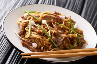 Sığır Chow Fun bir elyaf Kanton çanak, tavada kızartma arı yapılmış