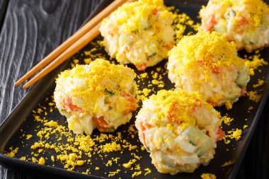 Yumurta, havuç, salatalık ve elma clo ile Kore patates salatası