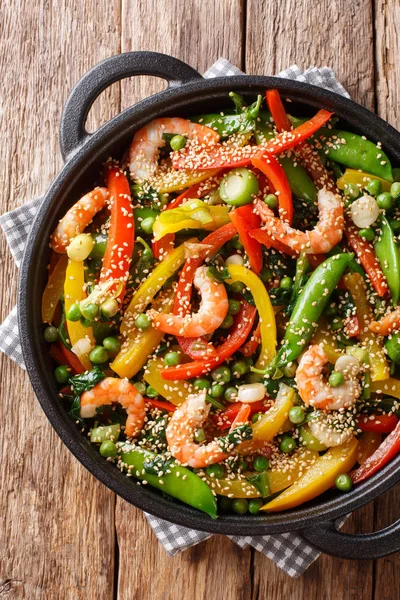 Crevettes frites aux légumes, sésame en gros plan dans une casserole sur t — Photo