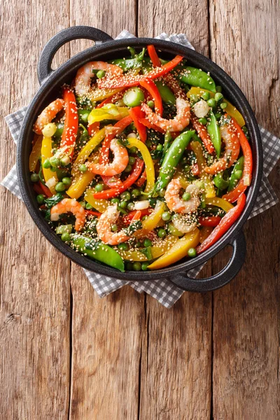 Verduras salteado con camarones y sésamo de cerca en una fritura —  Fotos de Stock