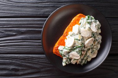 Krem şarap sosu ile pişmiş Floransalı somon, Ro ile deneyimli