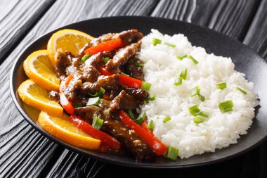 Soya portakal sosu biber ile karıştırın kızarmış yapışkan sığır eti 