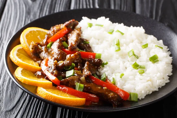 Gebratenes asiatisches Rindersteak mit Paprika in Sojabohnensauce — Stockfoto