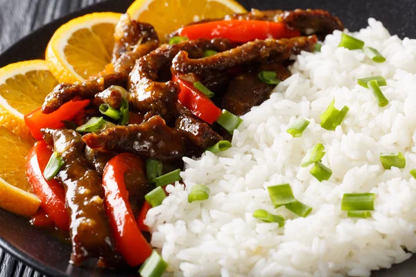 Rindfleisch mit Paprika in Orangenglasur serviert mit Reis close-u — Stockfoto