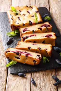 Bir t üzerinde tahta çekim üzerinde hanımeli ve nane ile Berry kek