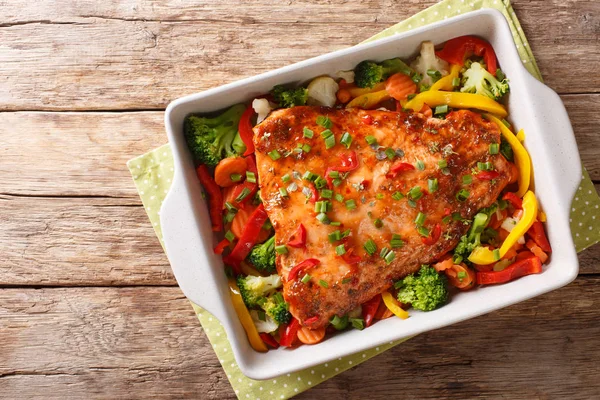 Salmão cozido no forno com verduras de verão close-up em uma assadeira. h — Fotografia de Stock