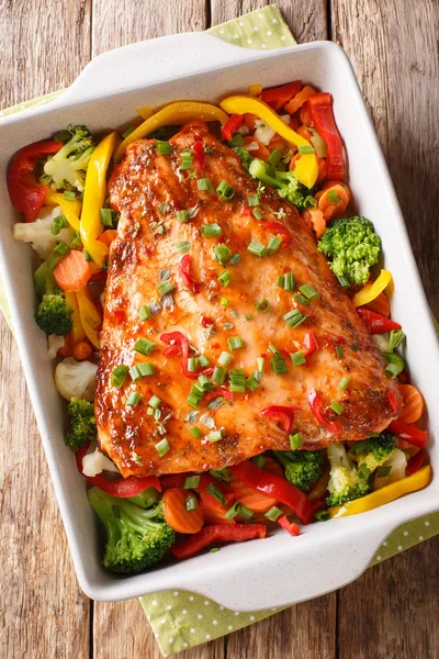 Red fish fillet baked with vegetables, spices and herbs close-up — Stock Photo, Image