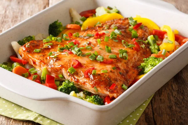 Healthy diet meal baked salmon fillet with vegetables and herbs — Stock Photo, Image