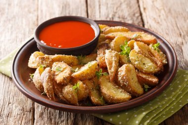 Parmesan peyniri ve otlar ile patates dilimleri lezzetli snack 