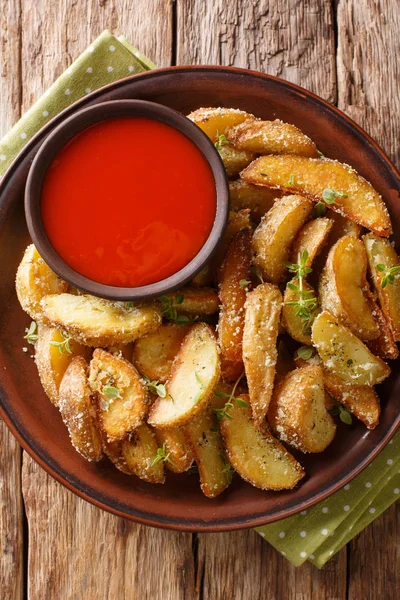 Läckra ugnsbakad klyftpotatis med parmesan och oregano, serveras — Stockfoto