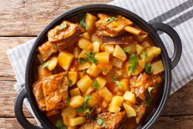 Baharatlı soslu patates ile kısa sığır kaburga ev yapımı güveç 