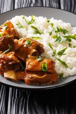 Beyaz pirinç yakın çekim ile servis baharatlı bir sos haşlanmış kaburga. ve