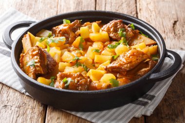 Baharatlı sos, c patates ile kısa sığır kaburga servis güveç