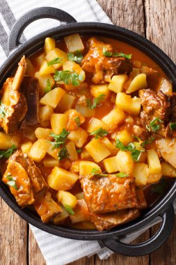 Bir tencerede patates ve sos yakın çekim ile haşlanmış sığır kaburga. Vert