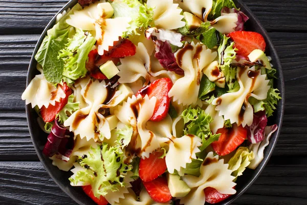 Organic pasta farfalle salad with avocado, strawberries, lettuce — Stock Photo, Image