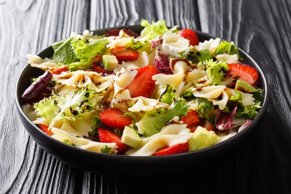 Ensalada saludable de pasta farfalle con aguacate, fresas, patatas fritas — Foto de Stock