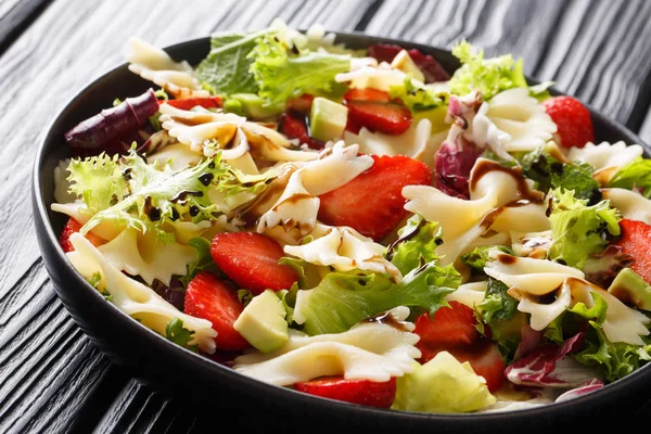 Ensalada de pasta refrescante farfalle con aguacate, fresas, lett — Foto de Stock