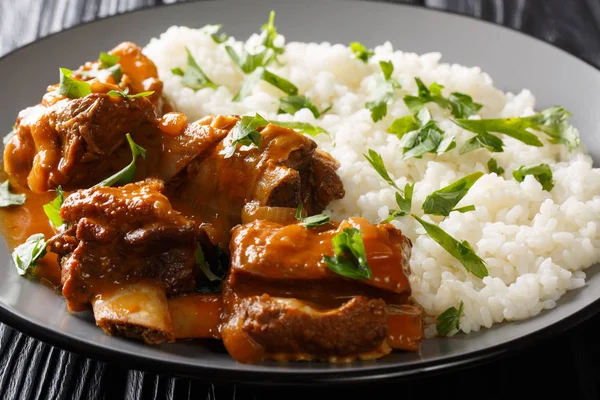 매콤한 소스에 흰 쌀을 곁들인 맛있는 갈비 찜 — 스톡 사진