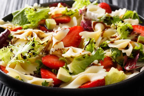 Органічна паста салат Ферфалле з авокадо, полуницею, салатом — стокове фото